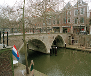 828207 Gezicht op de gerestaureerde Weesbrug te Utrecht, vanaf de westzijde van de Oudegracht, met rechts aan de ...
